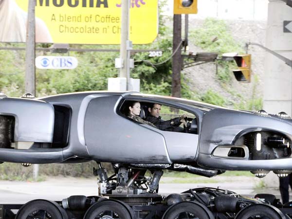 Jessica Biel and Colin Farrell in flying car Jessica Biel and Colin Farrell in flying car