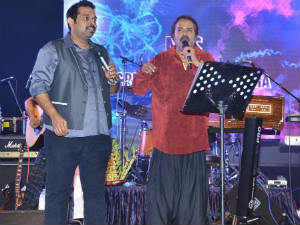 Shankar Mahadevan, Hariharan performing live in Mumbai Shankar Mahadevan, Hariharan performing live in Mumbai