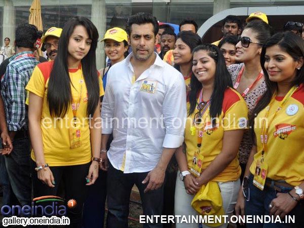 Photo: Salman Khan Poses With Trisha Photo: Salman Khan Poses With Trisha
