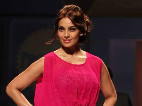 Mahesh Bhatt Morally Boosts Bipasha Mahesh Bhatt Morally Boosts Bipasha