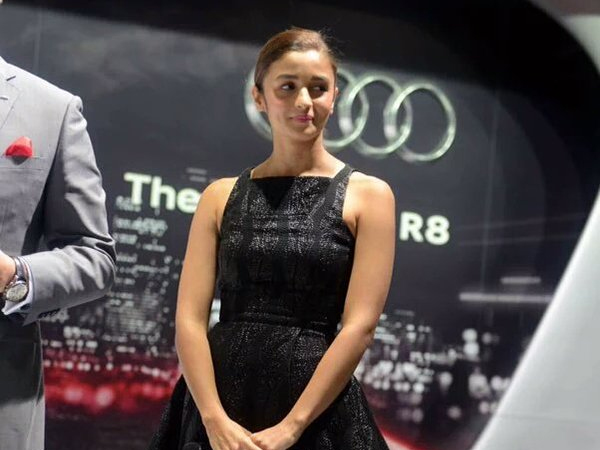 Alia Bhatt Oops Moment At Auto Expo 2016, Alia Bhatt Recent Oops Moment
