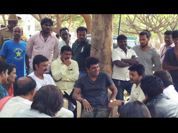 Hatrick Hero Visits The Sets Of Ganesh's 'Gandu Endare Gandu'! Hatrick Hero Visits The Sets Of Ganesh's 'Gandu Endare Gandu'!