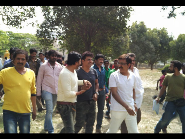 Hatrick Hero Visits The Sets Of Ganesh's 'Gandu Endare Gandu'! Hatrick Hero Visits The Sets Of Ganesh's 'Gandu Endare Gandu'!