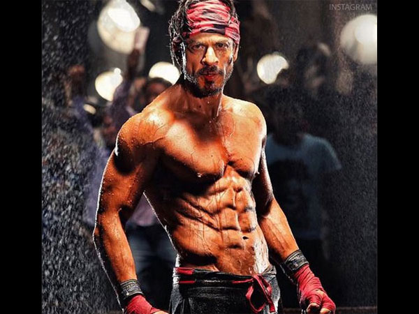 Shahrukh Khan Just Offered His Fan A Job In Red Chillies Studio! Shahrukh Khan Just Offered His Fan A Job In Red Chillies Studio!