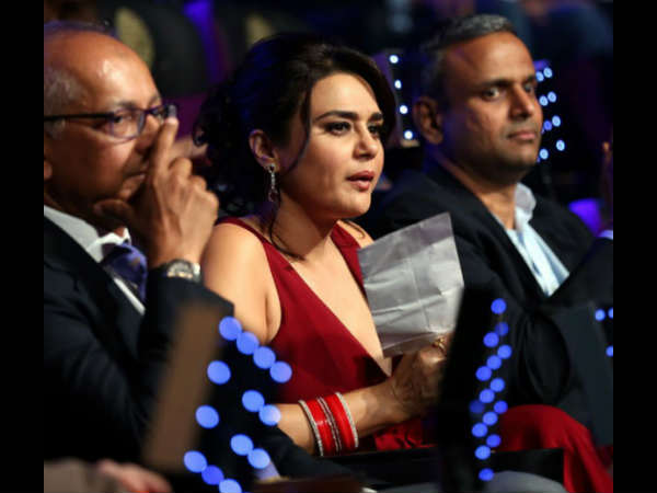 IPL 2016 Inside Pictures! Katrina Kaif's SUPER-HOT Look Stole The Thunder From Other B-town Stars! 