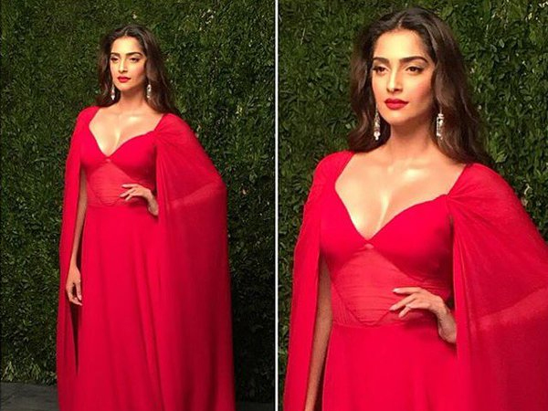 Stunning INSIDE Photos Of Aishwarya, Ranveer, Sonam, Big B & Others At The Hello Hall Of Fame 2016! 