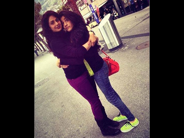 Just Wow! Jhanvi Kapoor Spotted On A Lunch Date With Sridevi, Looks Hotter Than Mom! (New Picture)
