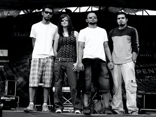20 Unseen Pictures Of Shruti Haasan From Her Rock Band 'The Extramentals'!