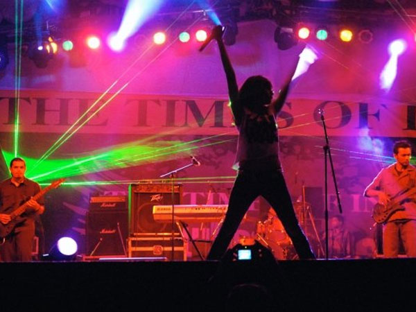 20 Unseen Pictures Of Shruti Haasan From Her Rock Band 'The Extramentals'!