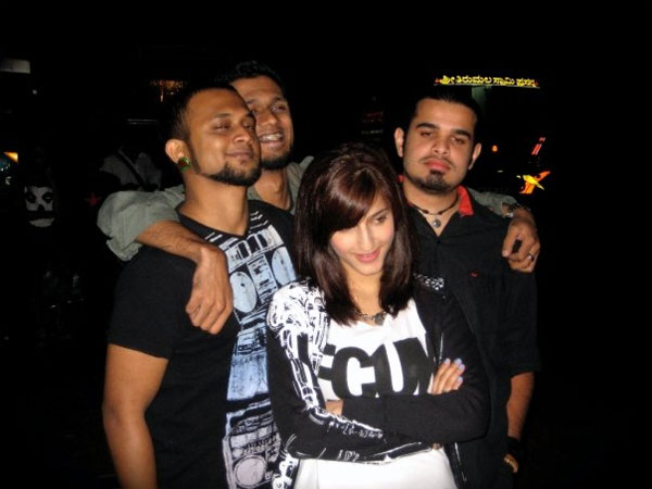 20 Unseen Pictures Of Shruti Haasan From Her Rock Band 'The Extramentals'!