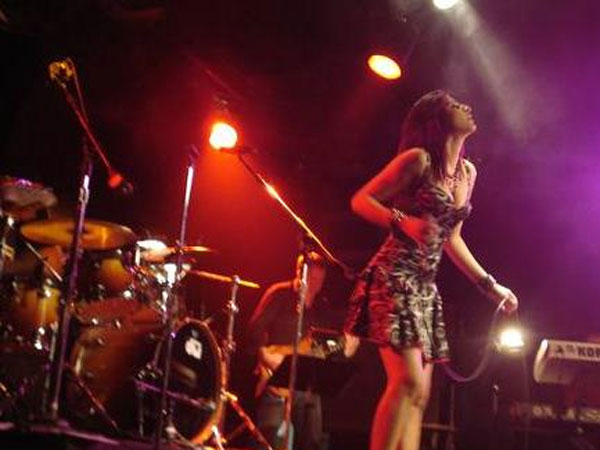 20 Unseen Pictures Of Shruti Haasan From Her Rock Band 'The Extramentals'!