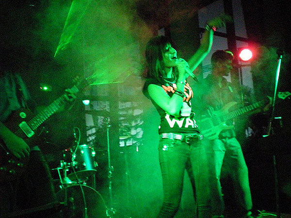 20 Unseen Pictures Of Shruti Haasan From Her Rock Band 'The Extramentals'!