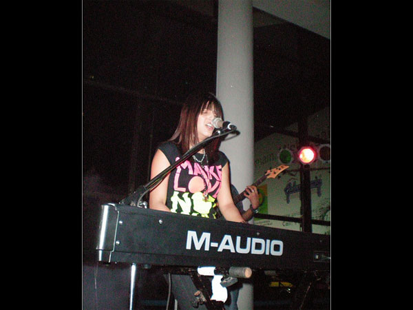 20 Unseen Pictures Of Shruti Haasan From Her Rock Band 'The Extramentals'!