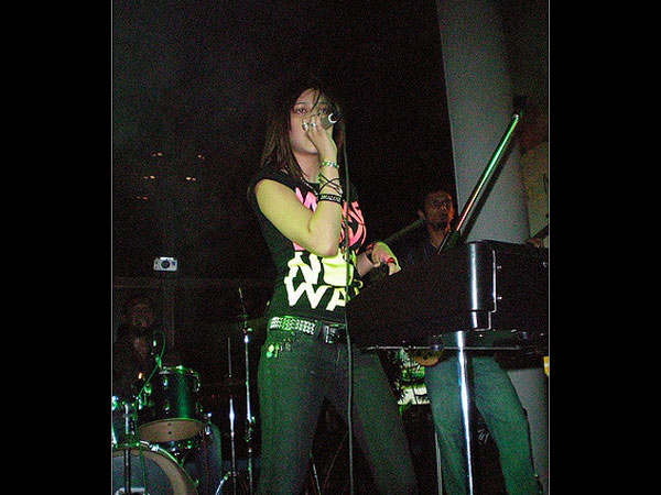 20 Unseen Pictures Of Shruti Haasan From Her Rock Band 'The Extramentals'!
