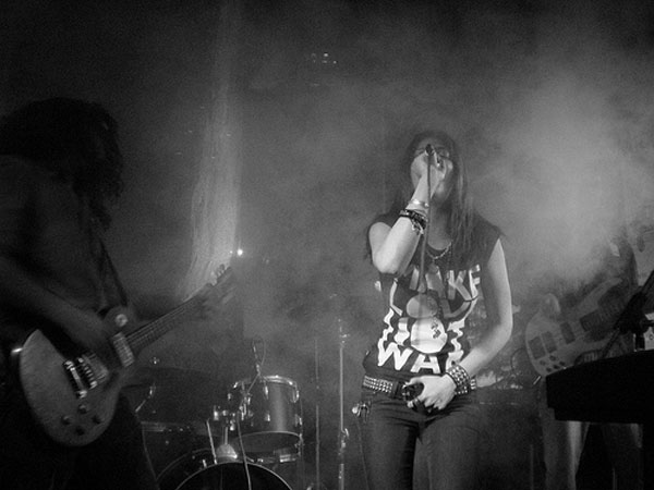 20 Unseen Pictures Of Shruti Haasan From Her Rock Band 'The Extramentals'!