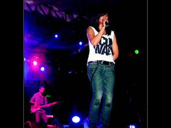 20 Unseen Pictures Of Shruti Haasan From Her Rock Band 'The Extramentals'!