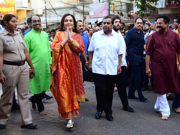 Ambanis Visit The Siddhi Vinayak Temple