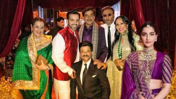 Netizens Photoshopped Sonam Kapoor In The Original Picture