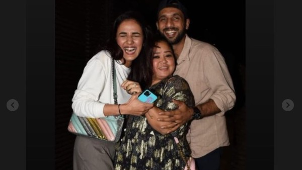 Jasmin Steps Out With Friends