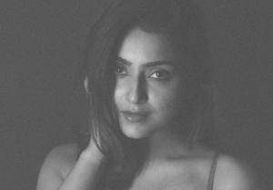 PHOTOS: இருளில் மறைந்த அவந்திகா மிஸ்ராவின் மேலாடை... வாயடைத்துப் போன ரசிகாஸ்