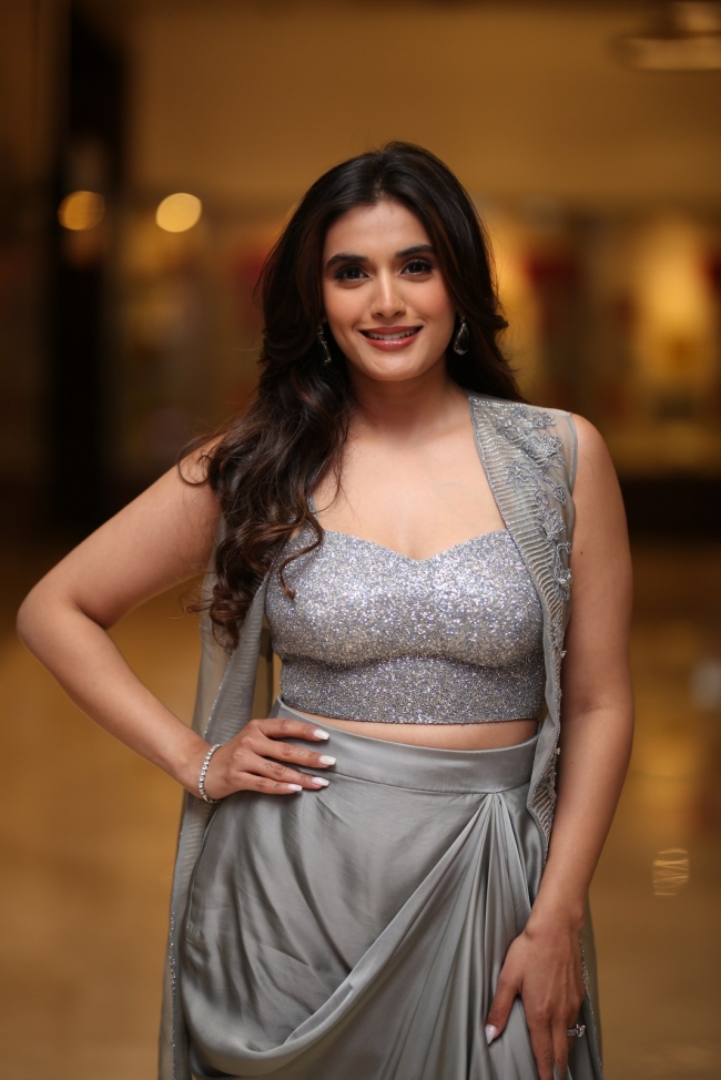 Divyansha Kaushik Photos, Videos, Birthday, Latest News, Height In