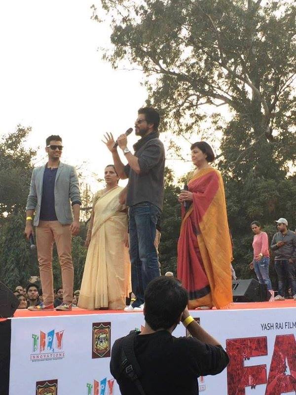 Fan (Fan Shahrukh Khan) Fan Photos | Fan Photos, Images, Pictures ...