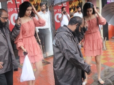 Khushi Kapoor spotted in CUTE pe..