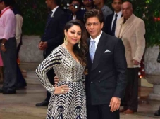 Shahrukh Khan, Gauri Khan looks ..