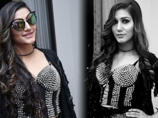 Sapna Choudhary looks STUNNING i..