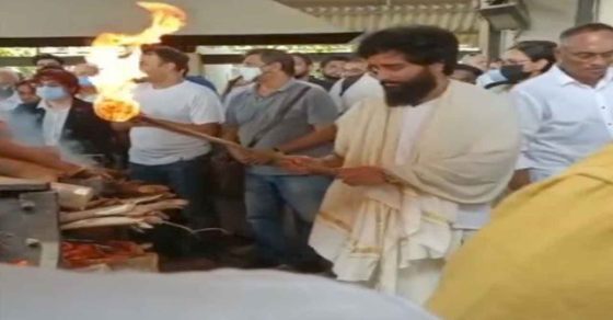 Singer KK Funeral: KK Son Nakul Performs the last Rites for his Dad