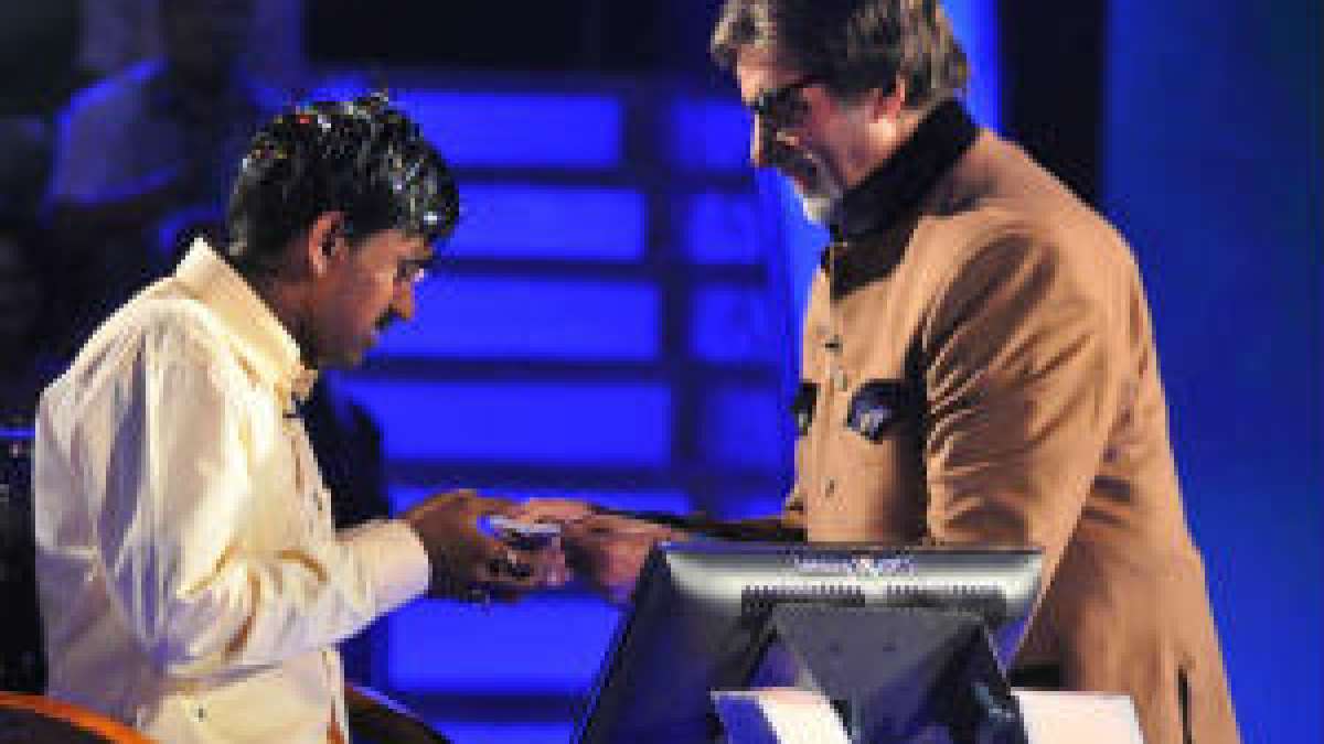 Kaun Banega Crorepati Amitabh Bachchan Handover Cash Prize Winner