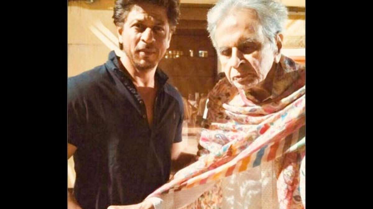 Shahrukh Khan Visits His Idol Dilip Kumar Filmibeat Shahrukh Khan Visits His Idol Dilip Kumar Filmibeat