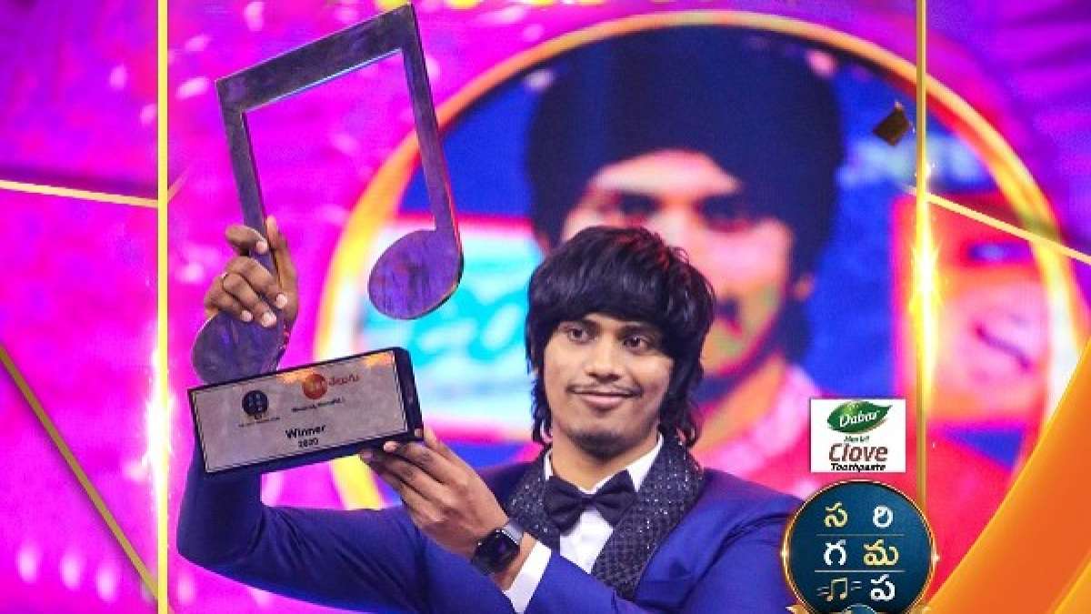 Sa Re Ga Ma Pa Telugu 13 Winner Yasaswi Kondepudi Lifts The Coveted Trophy Filmibeat