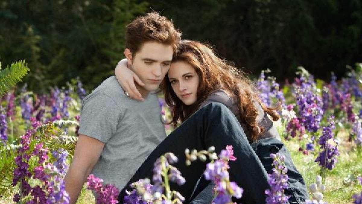 Kristen Stewart Recalls Making Out With Robert Pattinson During 