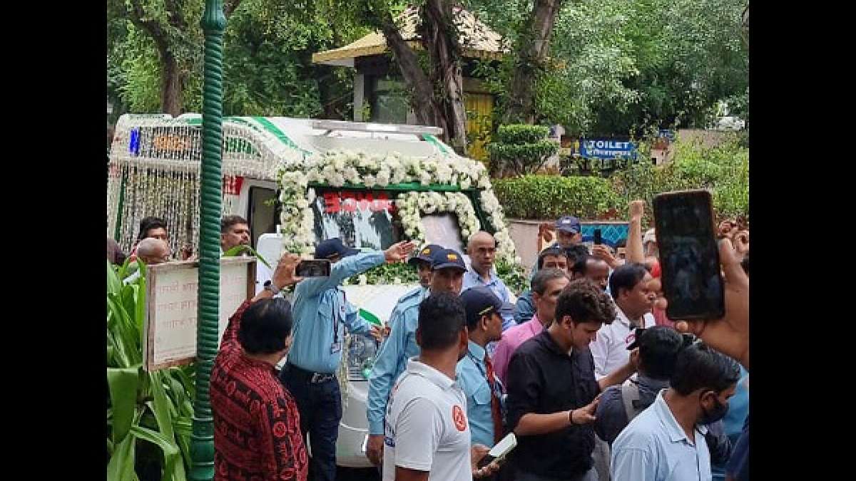 Raju Srivastava Funeral LIVE Family, Friends & Fans Arrive To Pay Last