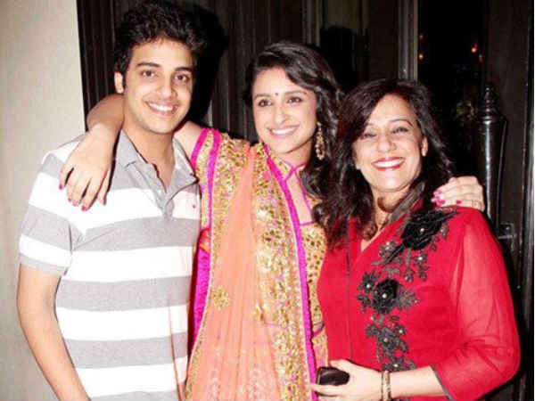 Parineeti Chopra Rare Pictures Priyanka Chopra Unseen Photographs Filmibeat