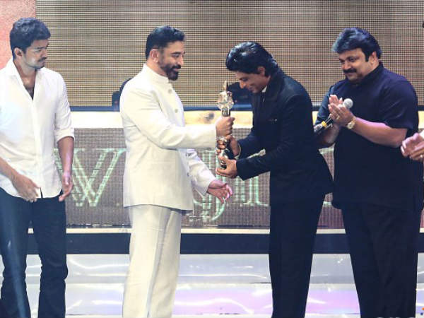 Shahrukh Khan Receiving Award