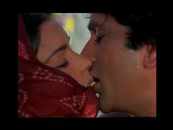 Zeenat-Shashi Kiss
