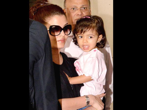 Aaradhya With Mom