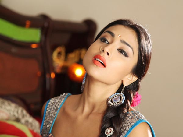 Shriya as Pavithra