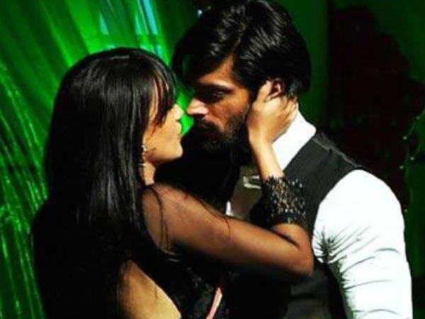 Asad And Zoya Sizzling Dance