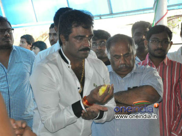 Venkatesh Offers Flowers To Lord