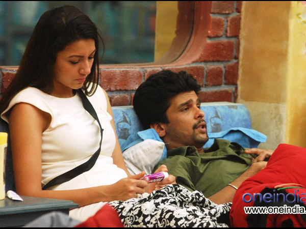 Kushal Re-enters Gauhar Happy!