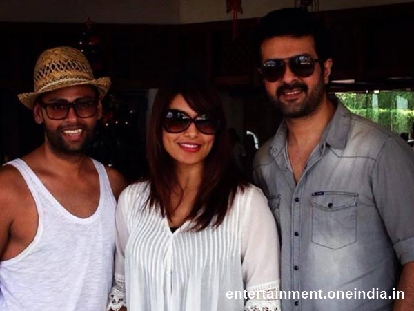 New Year Celebrations of Bollywood Celebrities - Bipasha Basu With Friends