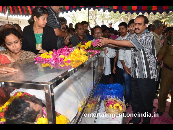 Suresh Babu Offers Flowers To Uday Kiran