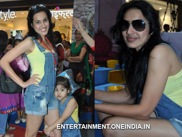 Kamya Pose With Her Daughter