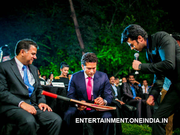 Manish Gets His Bat Autographed By Sachin