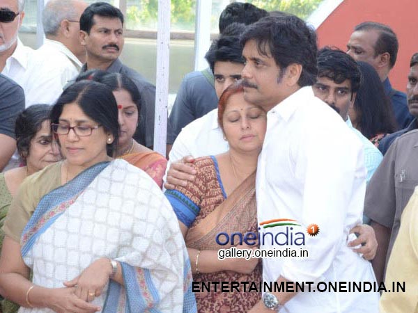 Actress Jayasudha Paying Her Last Respect