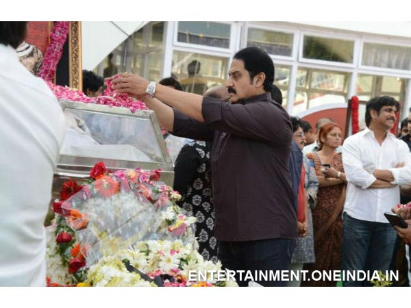 Actor Suman Paying His Last Respect