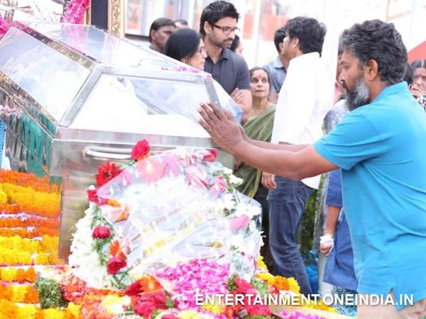 SS Rajamouli Paying His Last Respect